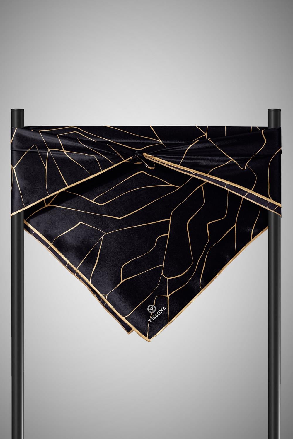 %100 Twill İpek Çizgi Desenli Siyah - Gold Renkli 90x90 Eşarp Dikim Şekli : El Dikişi