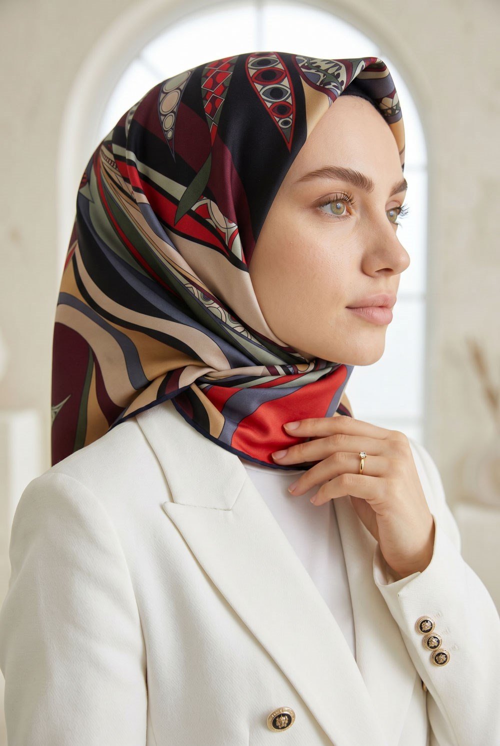 100% Twill Etnik Yaprak Desenli Kırmızı Renkli 90x90 Dikim Şekli : El Dikişi Eşarp