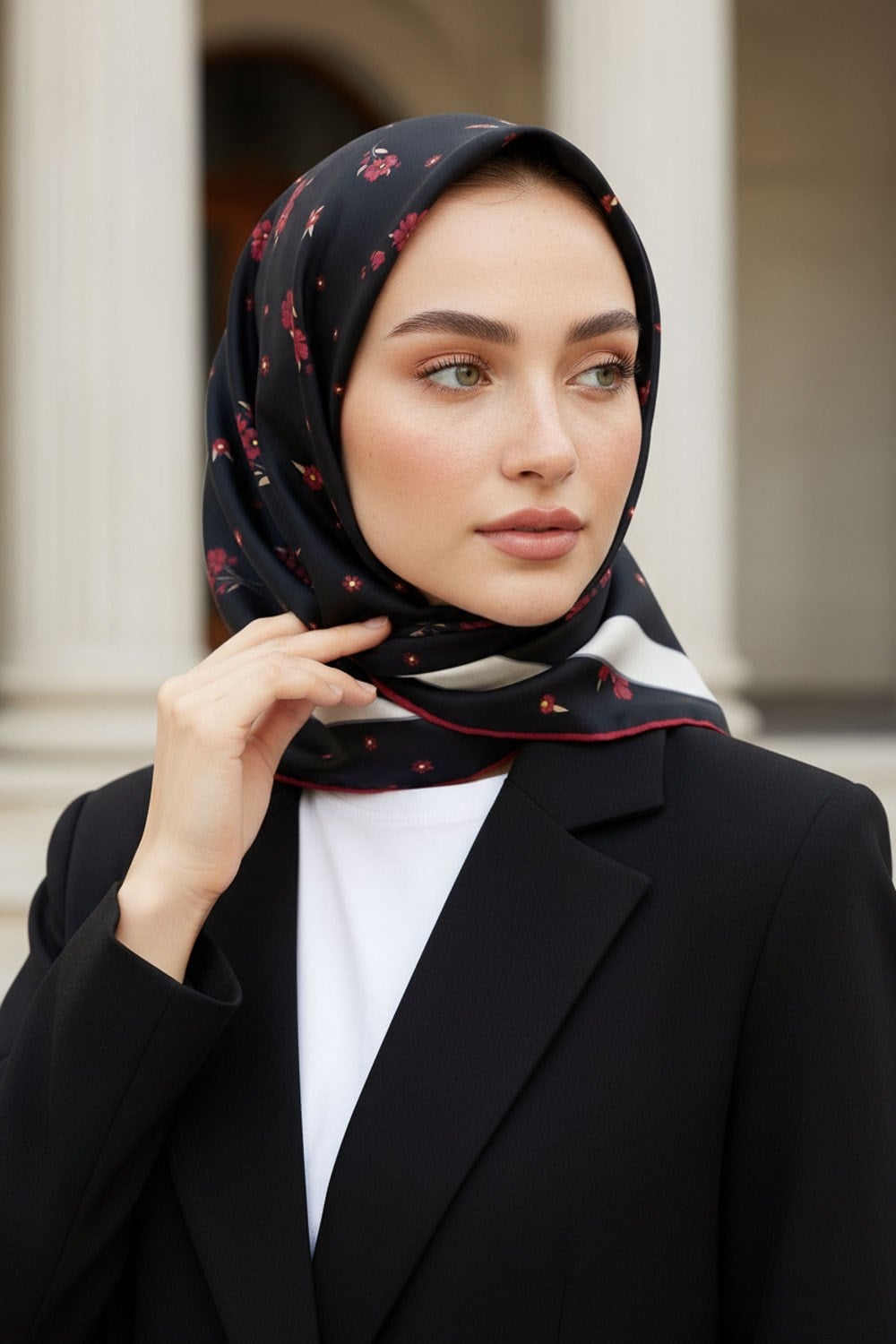 % 57 İPEK % 43 VİSKON Twill İpek Çıtır Çiçek Desenli Siyah - Bordo Renkli 90x90 Eşarp Dikim Şekli : El Dikişi