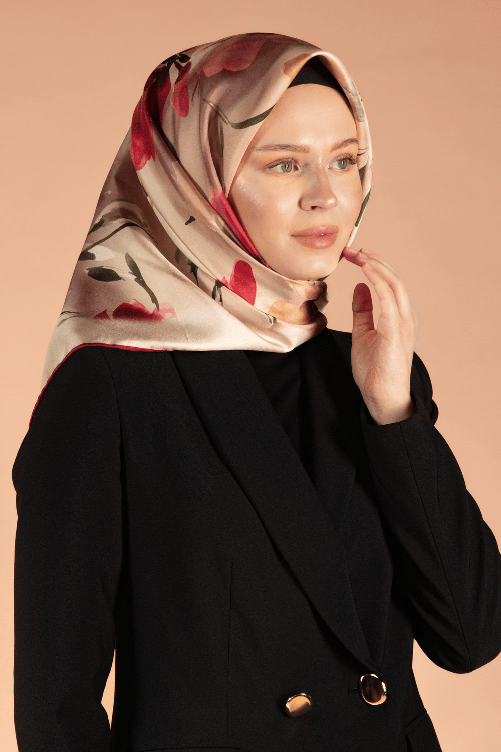 %100 Twill İpek Çiçek Desenli Bej - Bordo Renkli 90x90 Dikim Şekli : El Dikişi Eşarp