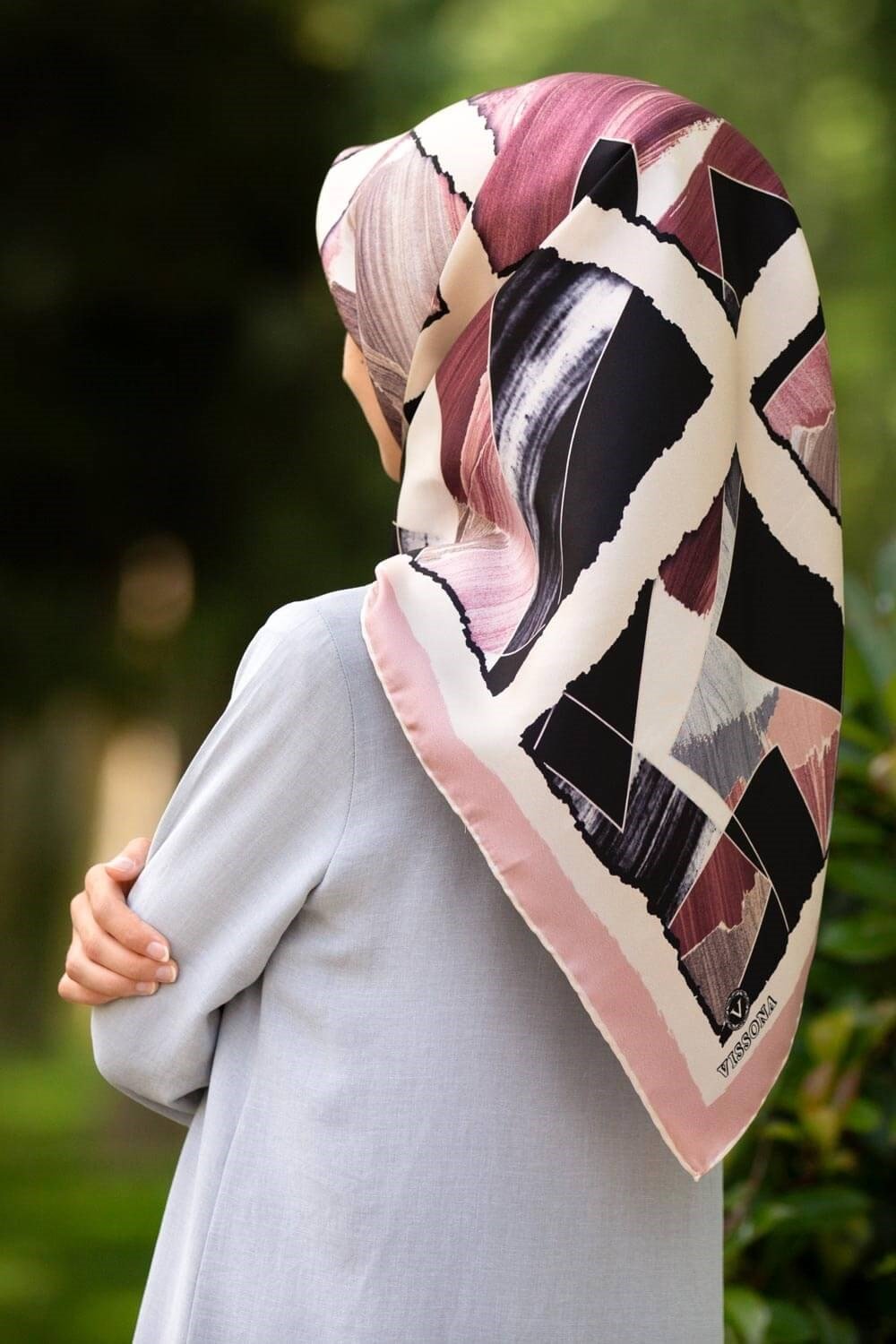 %100 Twill İpek Geometrik Desenli Pudra - Gri Renkli 90x90 Eşarp Dikim Şekli : El Dikişi