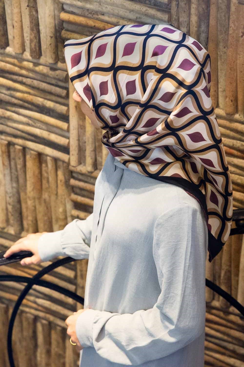 %100 Twill İpek Etnik Desenli Gül Kurusu Renkli 90x90 Eşarp Dikim Şekli : El Dikişi