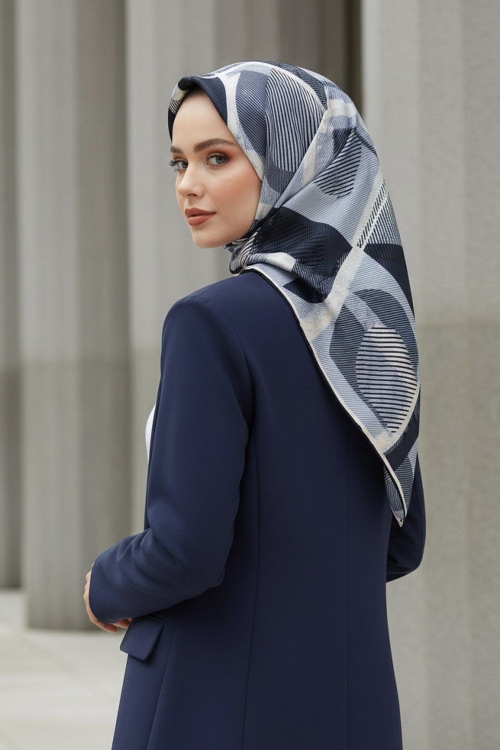 %100 Twill İpek Geometri Desenli Siyah-Krem Renkli 90x90 Eşarp Kenar Dikiş Şekli El Dikişli