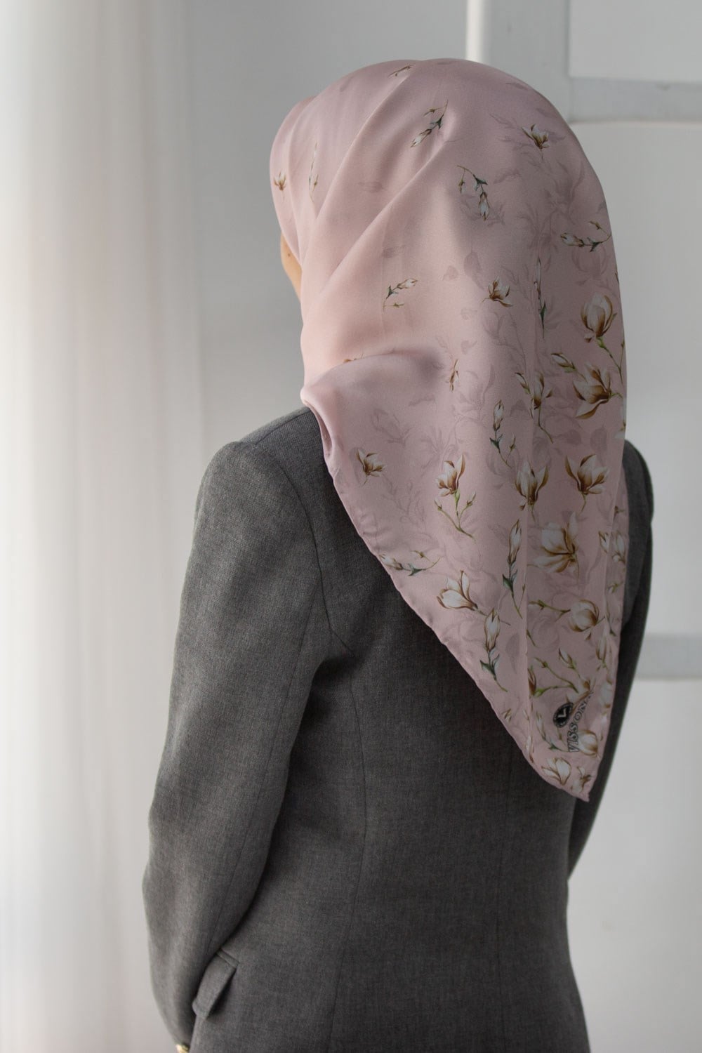 %100 Twill İpek Çiçek Desenli Pudra Renkli 90x90 Eşarp Dikim Şekli : El Dikişi