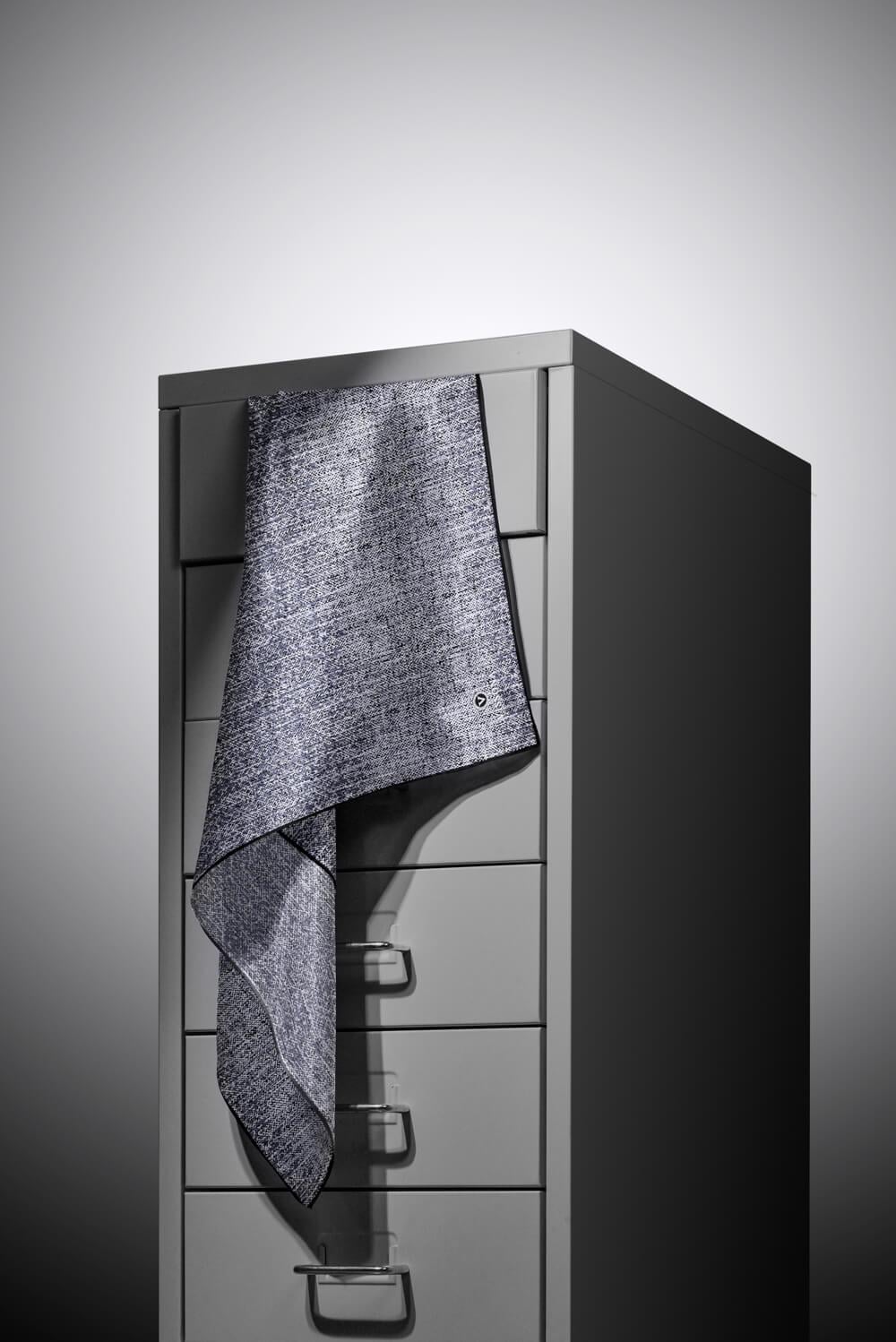%100 Twill İpek Dokulu Desen Gri - Siyah Renkli 90x90 Eşarp Kenar Dikiş Şekli El Dikişli