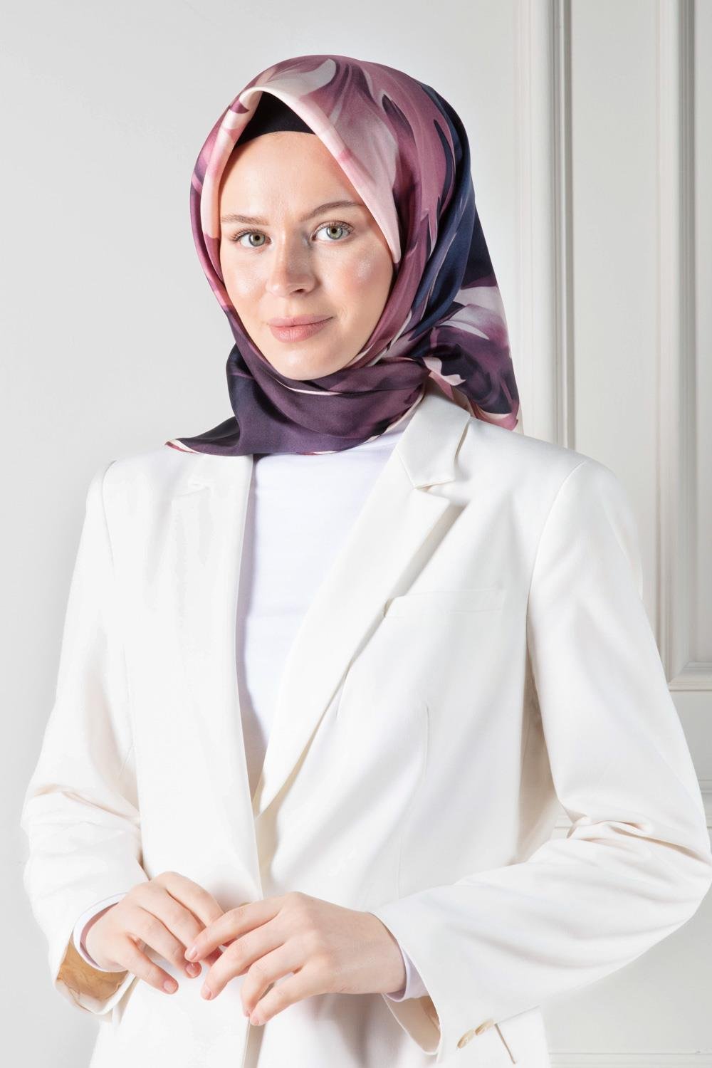 %100 Twill İpek Yaprak Desenli Pudra - Lacivert Renkli 90x90 Eşarp Dikim Şekli : El Dikişi