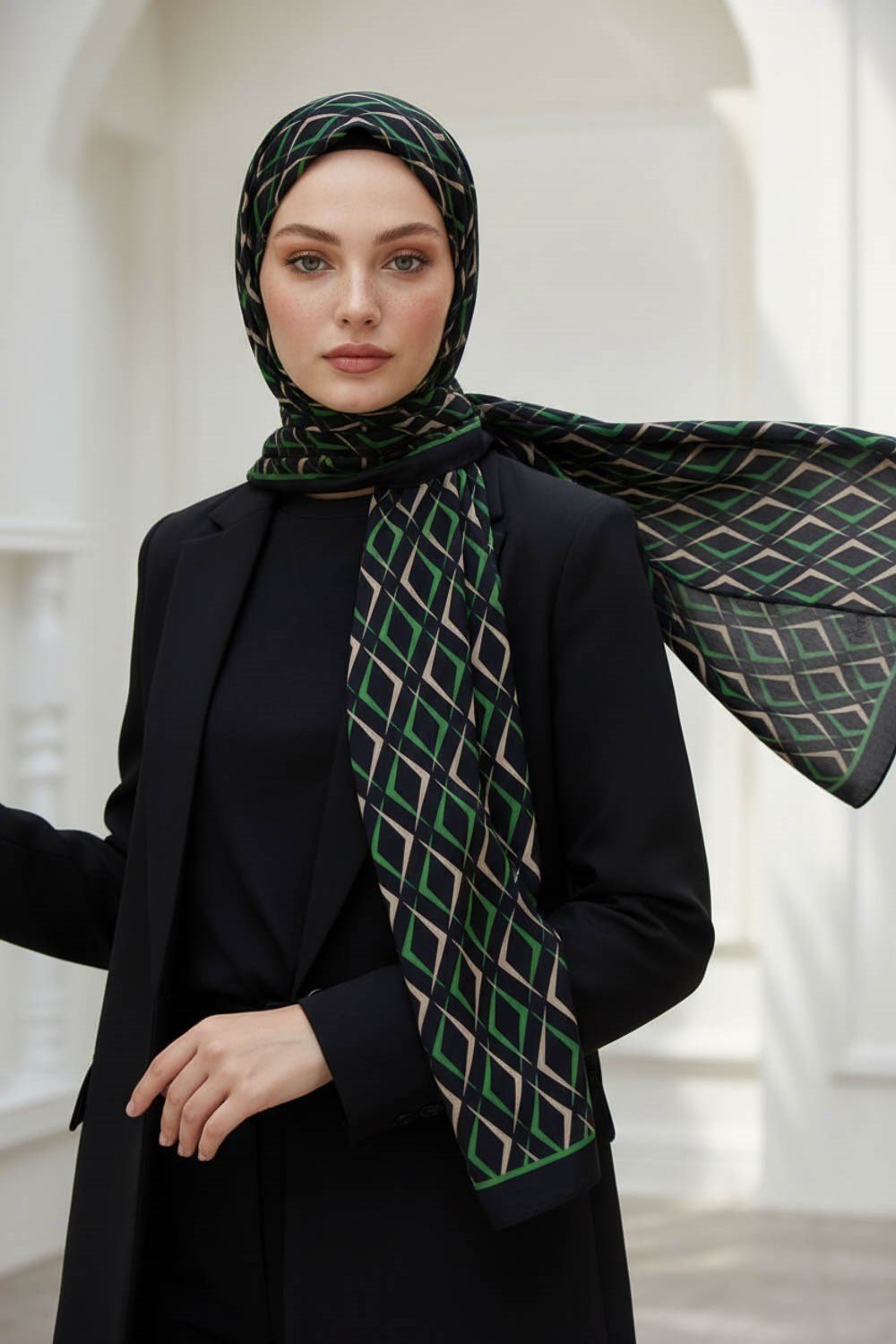 KREP GEOMETRİK DESENLİ SİYAH - ZÜMRÜT YEŞİLİ RENKLİ 75X195 KIRIŞMAZ ŞAL