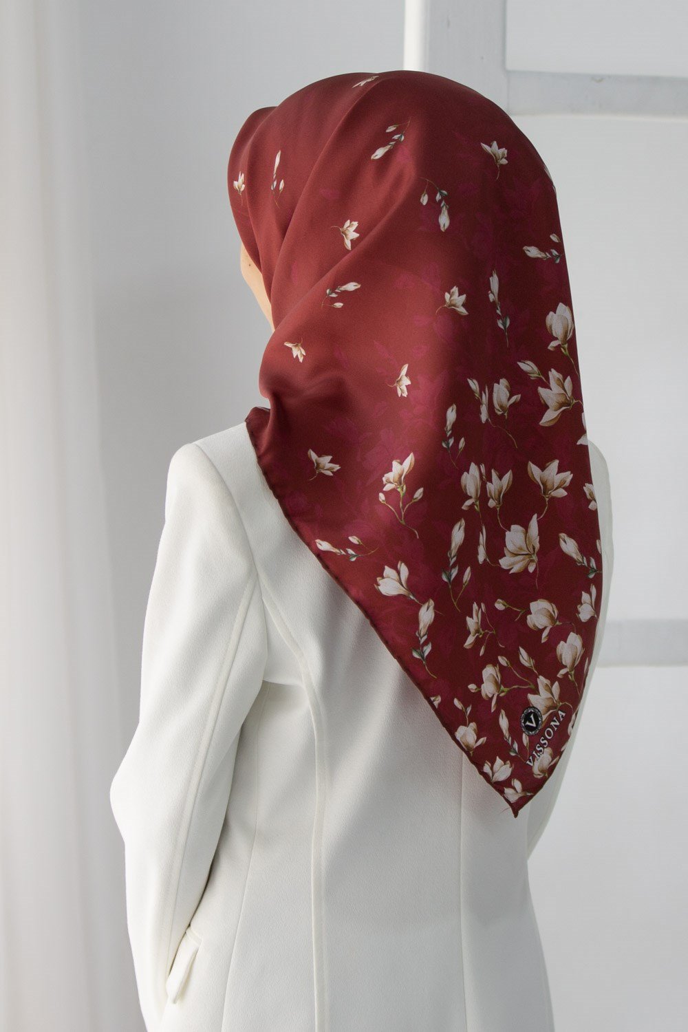 %100 Twill İpek Çiçek Desenli Bordo Renkli 90x90 Eşarp Dikim Şekli : El Dikişi