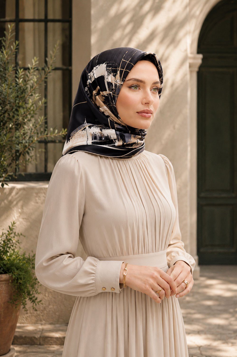 % 57 İPEK % 43 VİSKON Twill İpek Geometrik Desenli Bej - Gri Renkli 90x90 Eşarp Dikim Şekli : El Dikişi