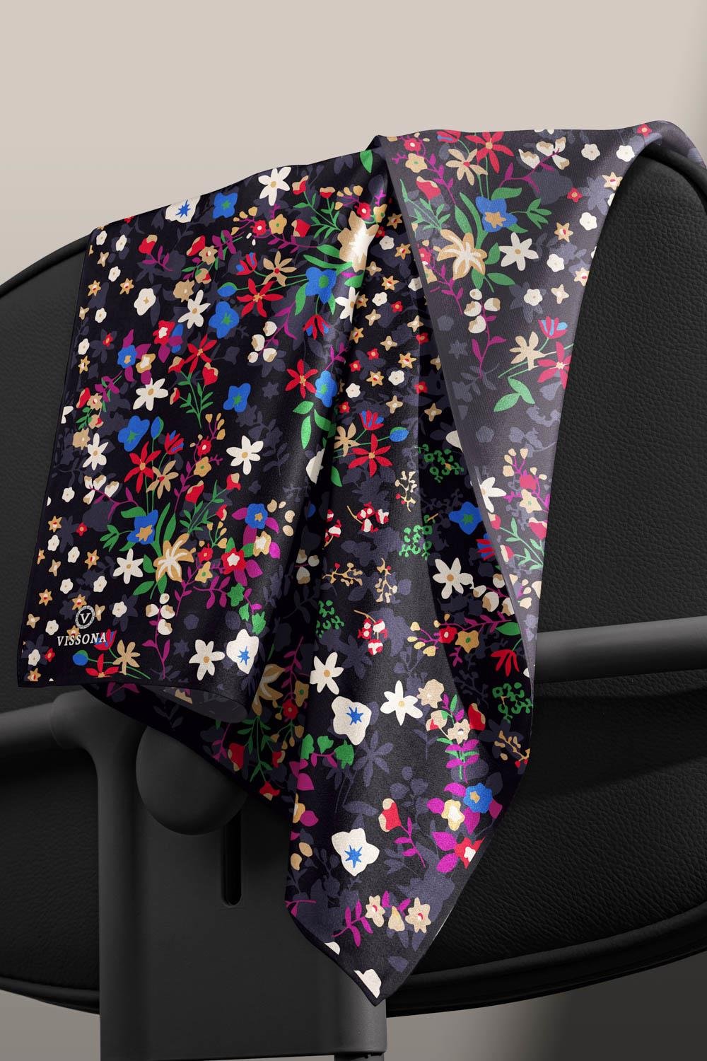 %100 Twill İpek Çıtır Çiçek Desenli Siyah - Fuşya Renkli 90x90 Eşarp Dikim Şekli : El Dikişi