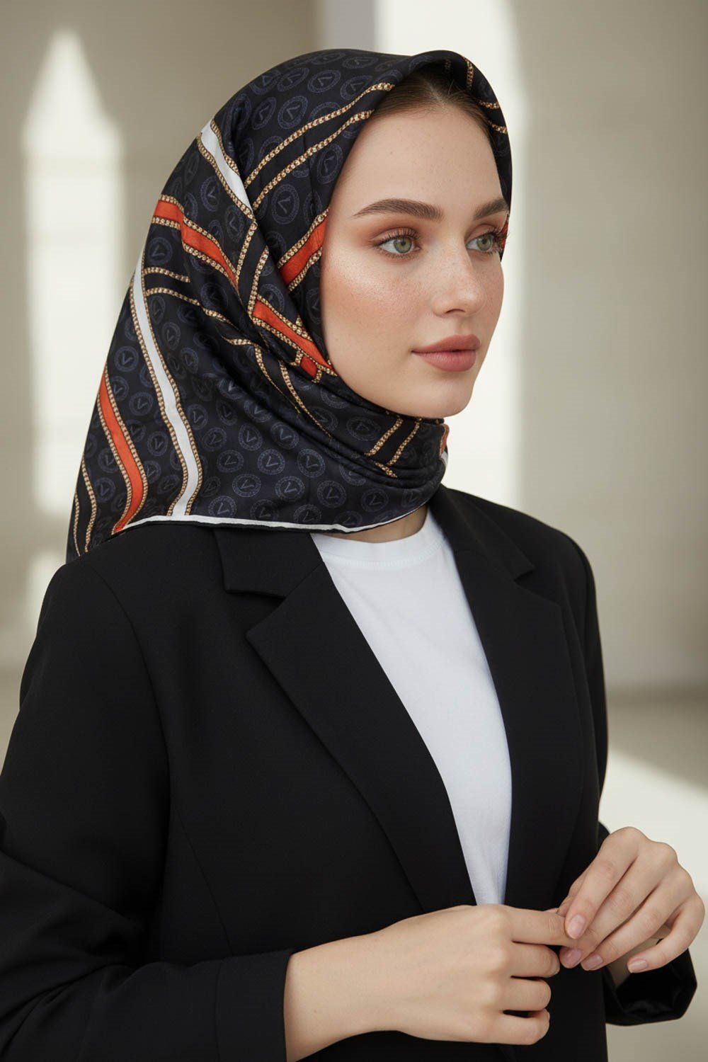 %100 Twill İpek Gold Şeritli Monogram Desenli Siyah - Taba Renkli 90x90 Eşarp Dikim Şekli : El Dikişi