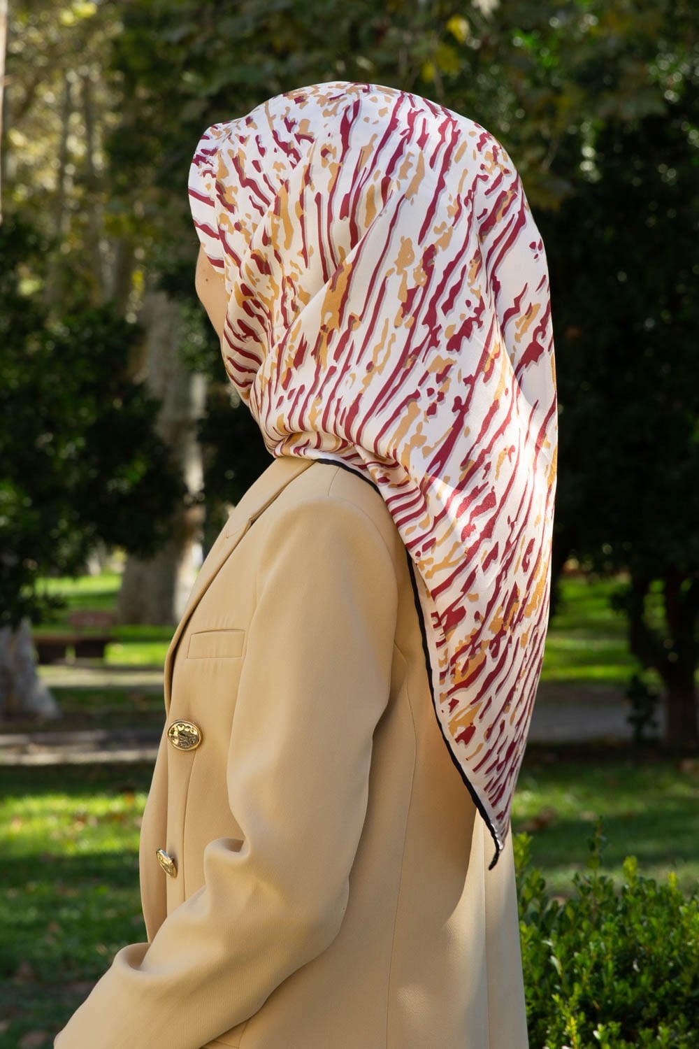 %100 Twill İpek Çizgi Desenli Krem - Bordo Renkli 90x90 Eşarp Dikim Şekli : El Dikişi