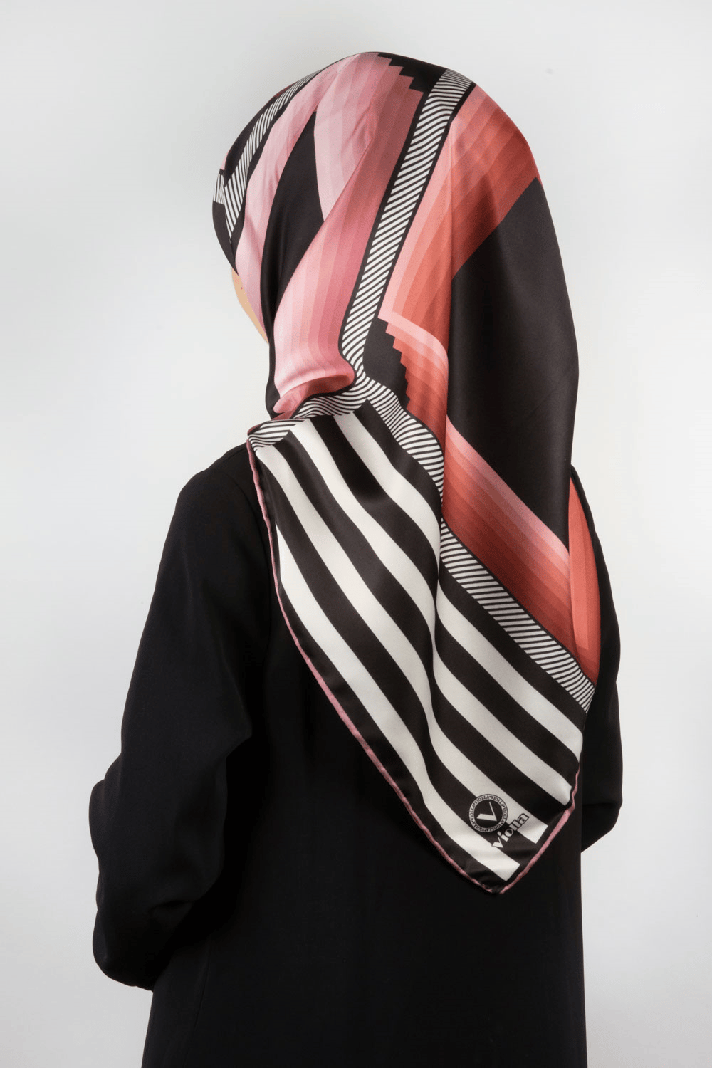 Twill Geometrik Desenli Pudra Renkli 90x90 Eşarp (İpek İçermez) Kenar Dikiş Şekli El Dikişli