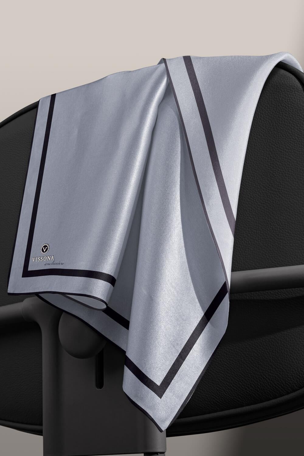 100% Twill İpek Düz Renk Bordür Desenli Gri Siyah Renkli Daha Tok Exclusive Serisi 90x90 Dikim Şekli : El Dikişi Eşarp