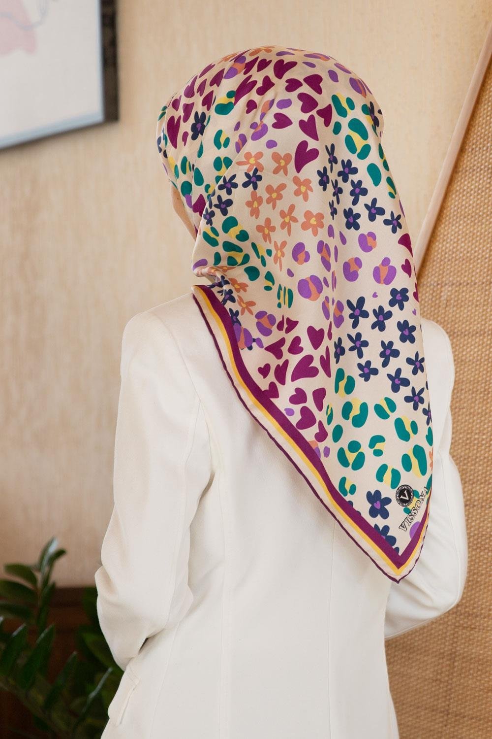 %100 Twill İpek Kalpli Leopar Desenli Krem - Mürdüm Renkli 90x90 Eşarp Dikim Şekli : El Dikişi