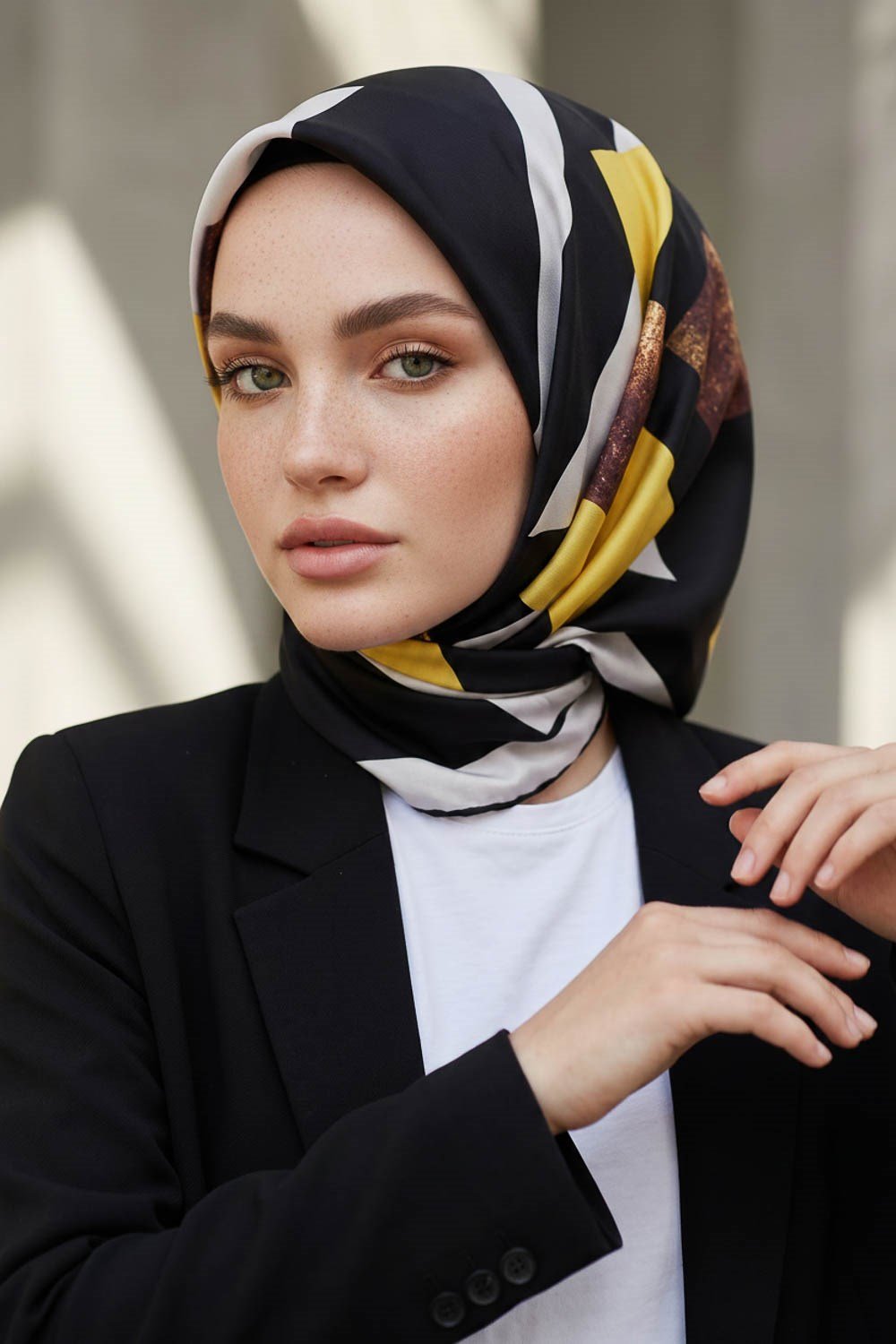 %100 Twill İpek Karo Desenli Limon Sarısı - Siyah Renkli 90x90 Eşarp Dikim Şekli : El Dikişi