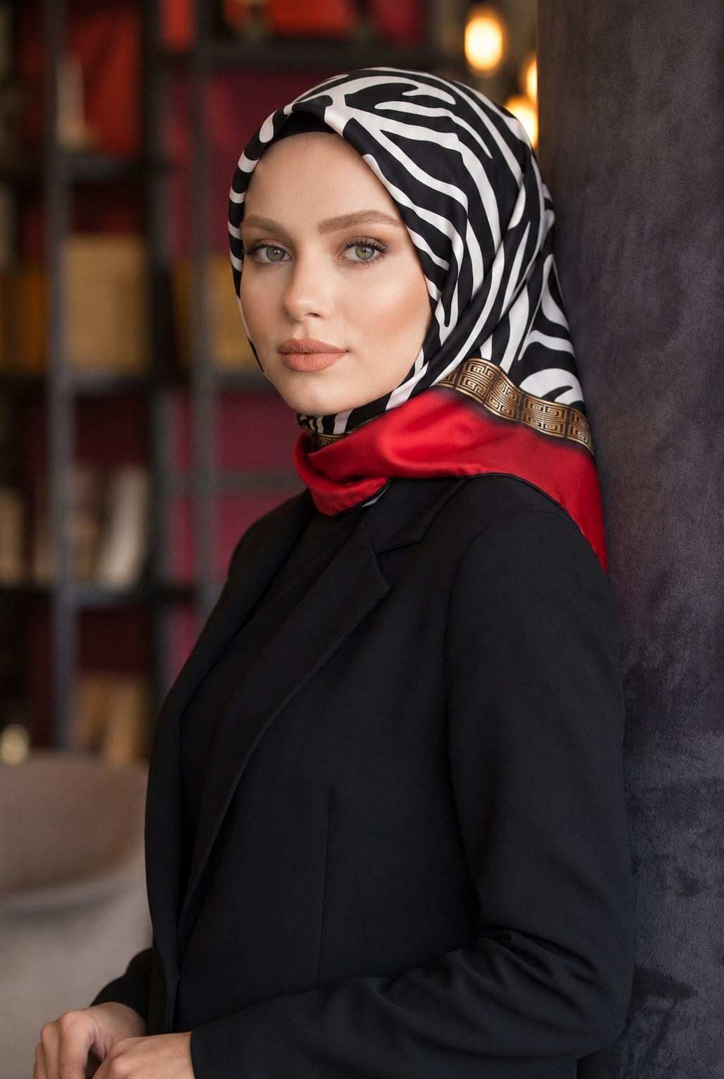% 57 İPEK % 43 VİSKON Twill İpek Zebra Desenli Kırmızı - Siyah Renkli 90x90 Eşarp Dikim Şekli : El Dikişi