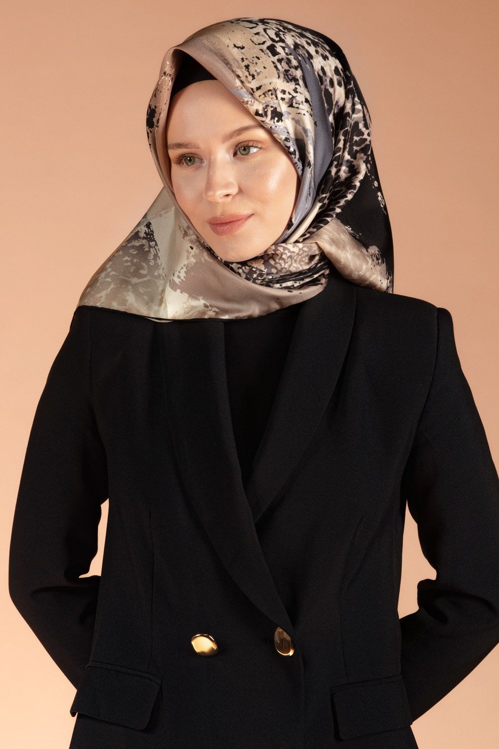 %100 Twill İpek Leopar ve Fırça Desenli Taş Renkli 90x90 Eşarp Dikim Şekli : El Dikişi