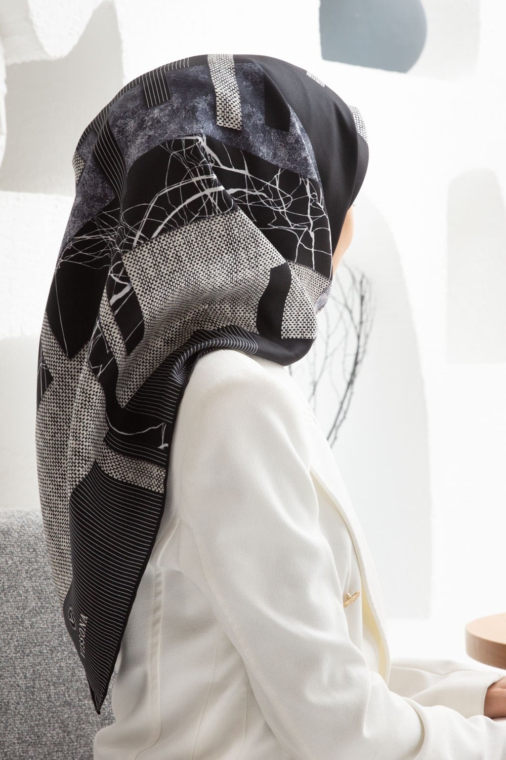 %100 Twill İpek Geometrik Desenli Siyah - Gri Renkli 90x90 Eşarp Dikim Şekli : El Dikişi