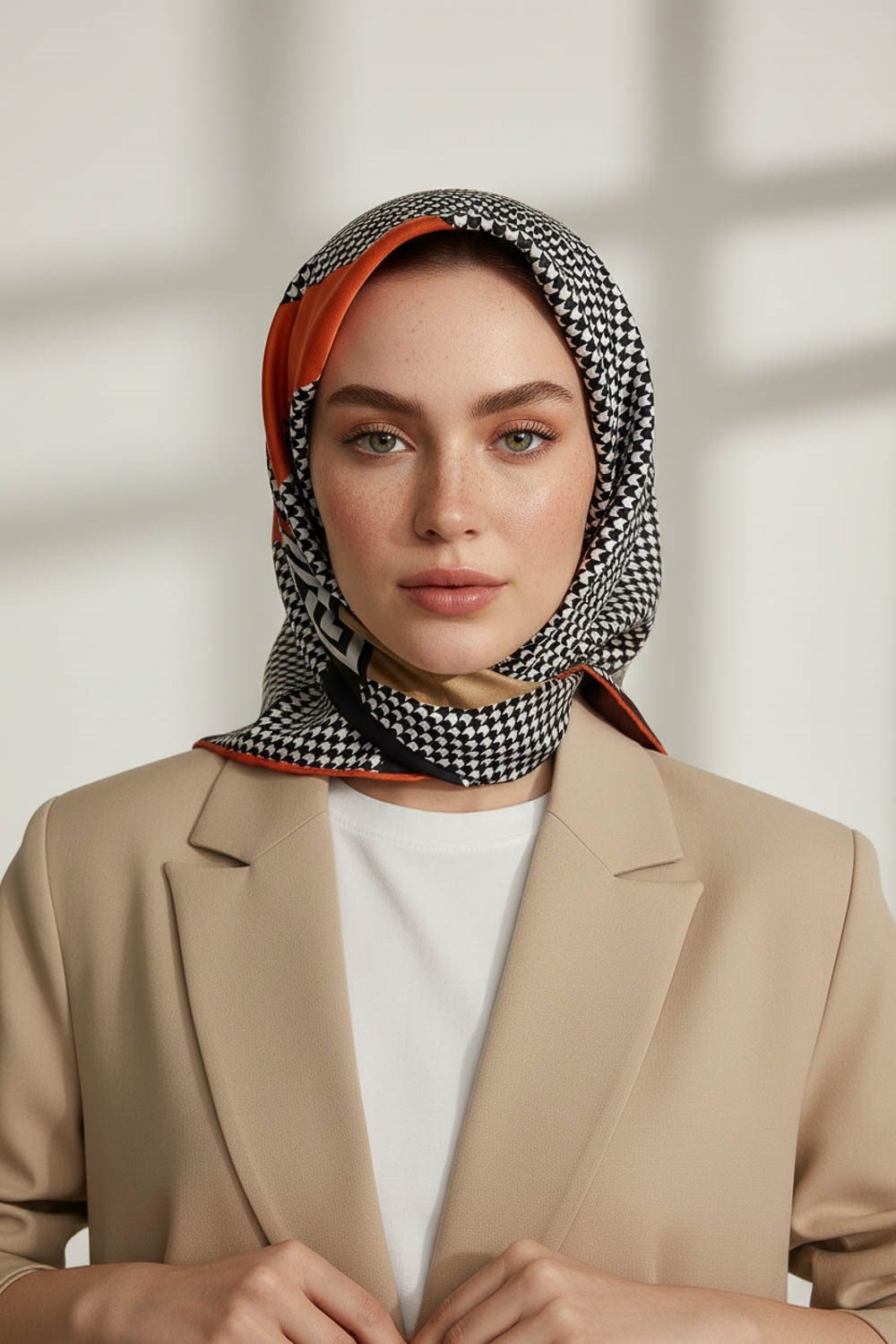 %100 Twill İpek Kazayağı Desenli Turuncu - Taba Renkli 90x90 Eşarp Dikim Şekli : El Dikişi