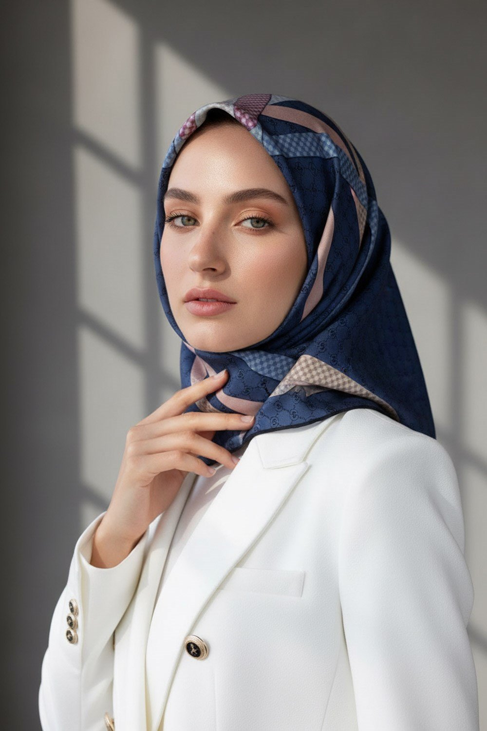 %100 Twill İpek Monogram Ve Şerit Desenli İndigo - Pudra Renkli 90x90 Eşarp Dikim Şekli : El Dikişi