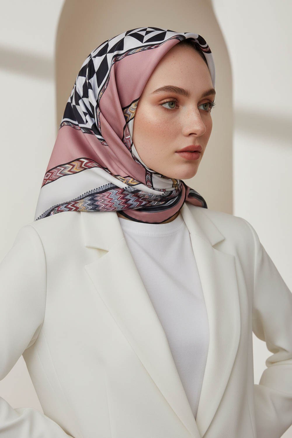 Kristal Geometrik Desenli Pudra - Krem Renkli 90x90 Dikim Şekli : El Dikişi Eşarp (İpek İçermez)