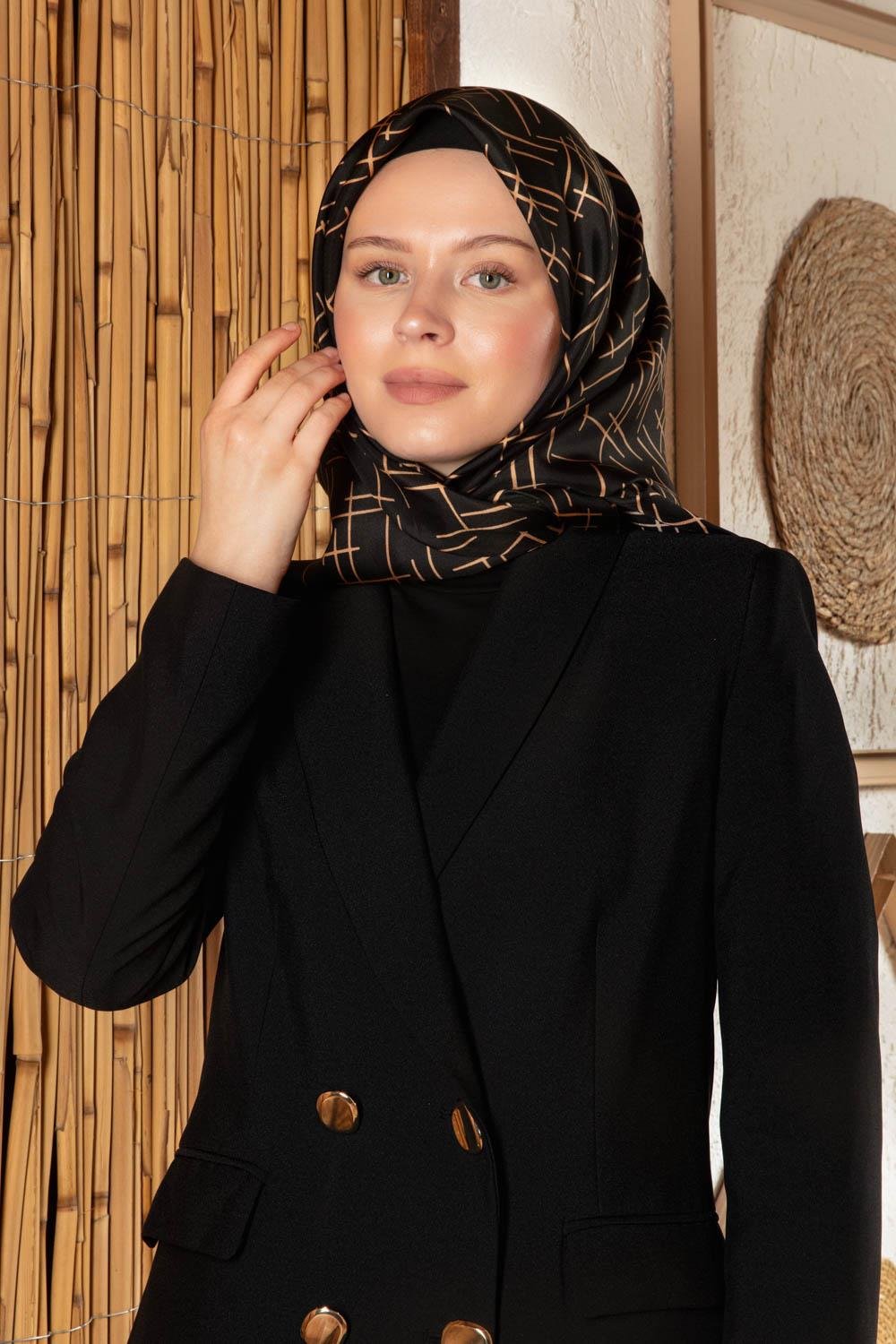 %100 Twill İpek Çizgi Desenli Siyah - Gold Renkli 90x90 Eşarp Dikim Şekli : El Dikişi
