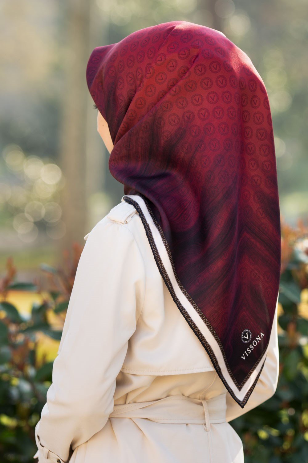 100% Twill İpek Monogram Desenli Bordo Renkli 90x90 Dikim Şekli : El Dikişi Eşarp