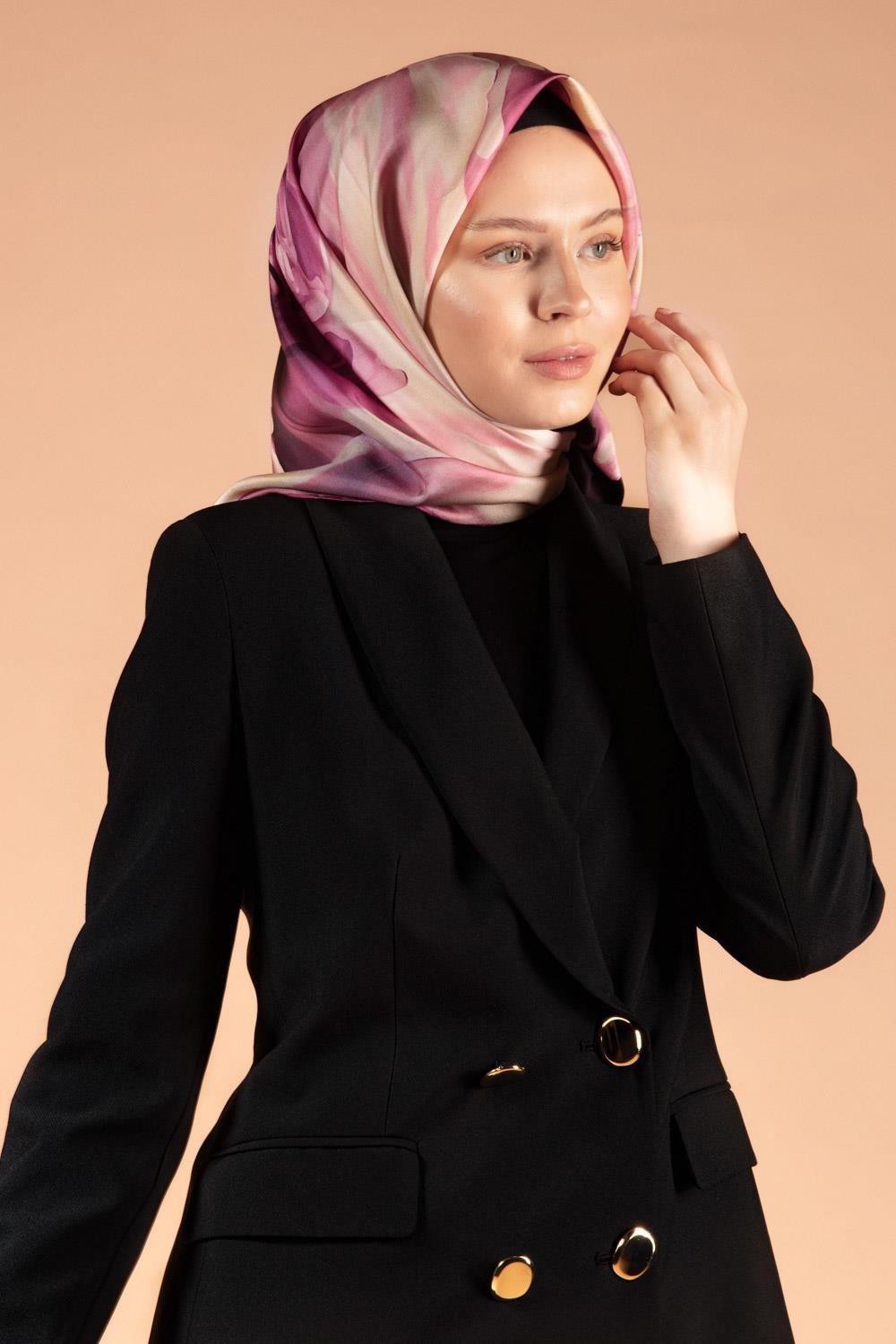 %100 Twill İpek Yaprak Desenli Pembe Renkli 90x90 Eşarp Dikim Şekli : El Dikişi