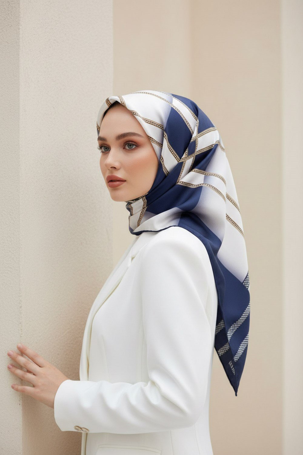 %100 Twill İpek Geometrik Desenli Lacivert - Krem Renkli Renkli 90x90 Eşarp Dikim Şekli : El Dikişi