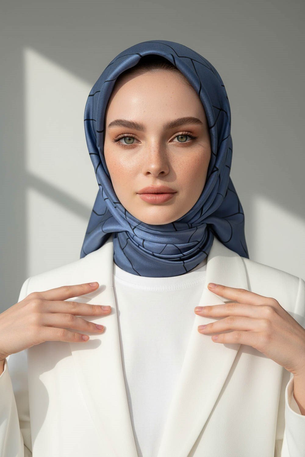 %100 Twill İpek Çizgi Desenli İndigo - Siyah Renkli 90x90 Eşarp Dikim Şekli : El Dikişi