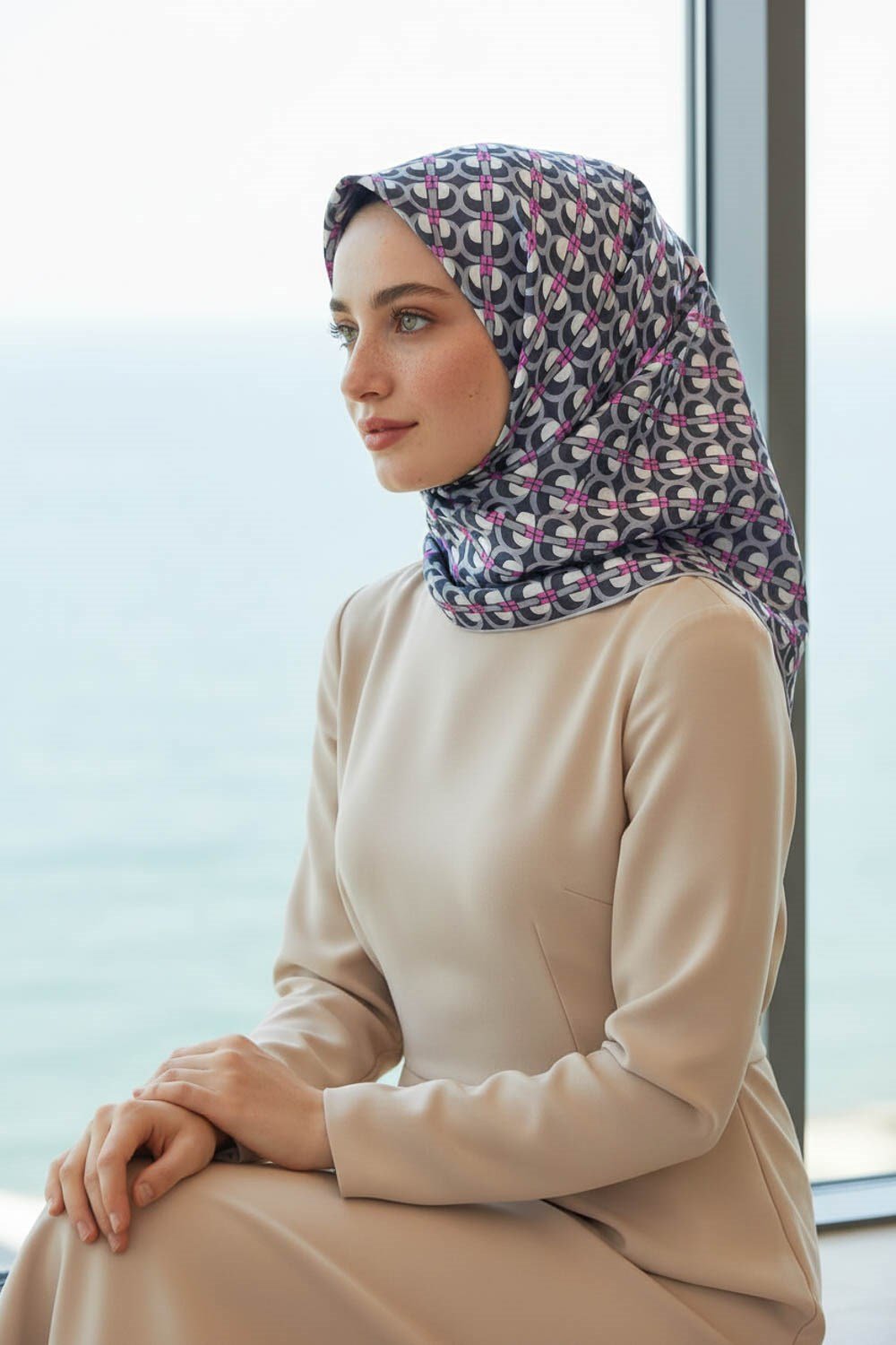 %100 Twill İpek Geometrik Desenli Gri - Fuşya Renkli 90x90 Eşarp Dikim Şekli : El Dikişi