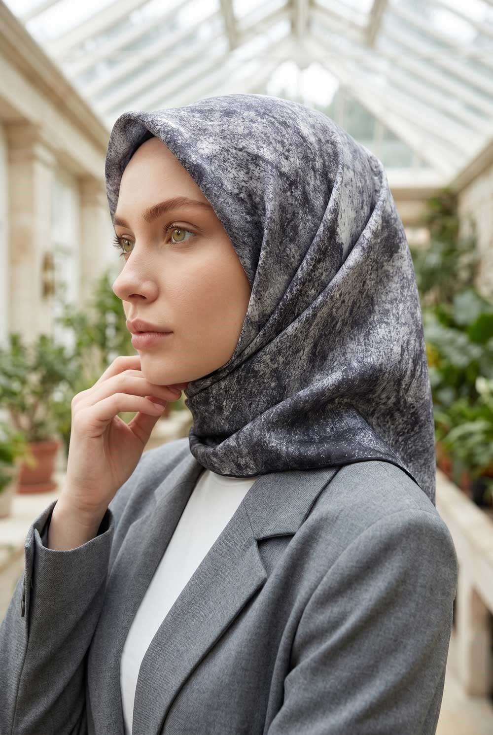 % 57 İPEK % 43 VİSKON Twill İpek Doku Desenli Gümüş Renkli 90x90 Eşarp Dikim Şekli : El Dikişi