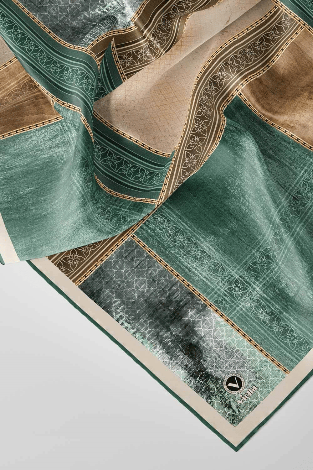 Twill Dokulu Ve Geometrik Desenli Petrol Yeşili Renkli 90x90 Eşarp (İpek İçermez) Dikim Şekli : El Dikişi