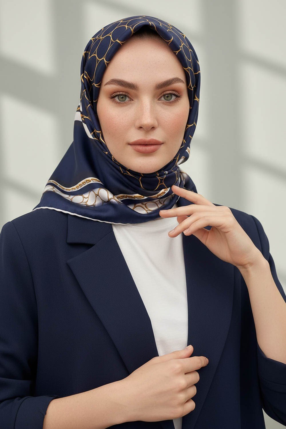 %100 Twill İpek Gold Halka Desenli Lacivert - Krem Renkli 90x90 Eşarp Dikim Şekli : El Dikişi