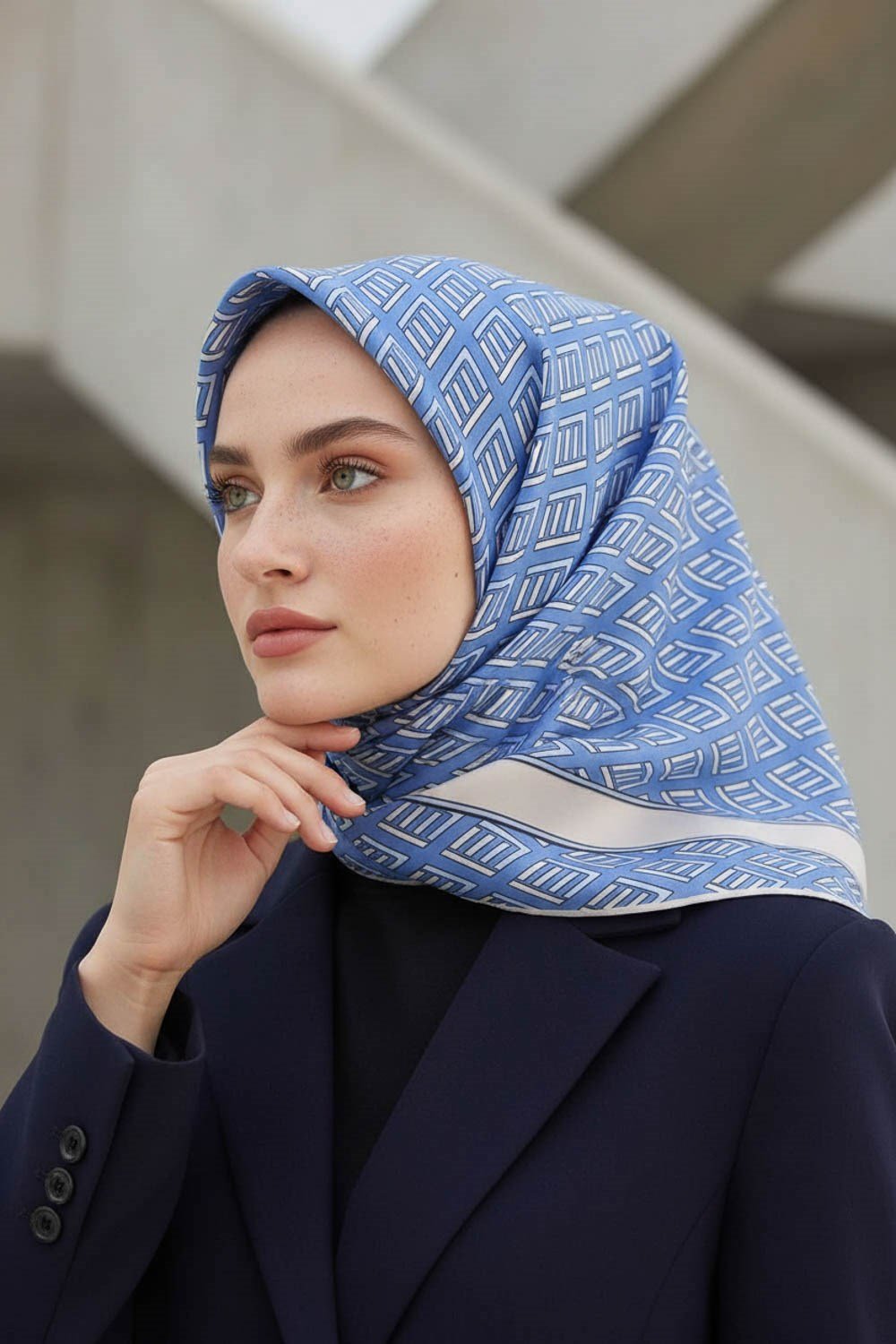 % 57 İPEK % 43 VİSKON Twill İpek Geometrik Desenli İndigo - Krem Renkli 90x90 Eşarp Dikim Şekli : El Dikişi