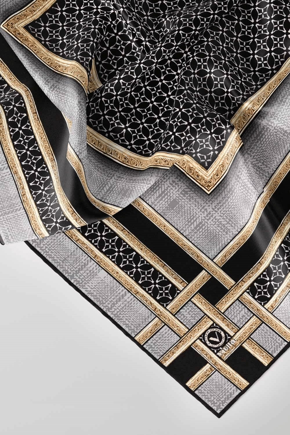 Twill Gold Bordürlü Geometrik Desenli Gri Renkli 90x90 Eşarp (İpek İçermez) Kenar Dikiş Şekli El Dikişli