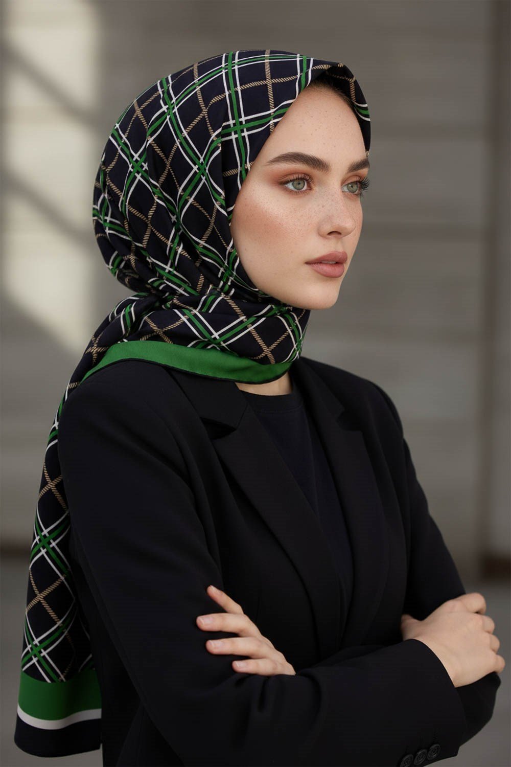 KREP EKOSE DESENLİ SİYAH - ZÜMRÜT YEŞİLİ RENKLİ 75X195 KIRIŞMAZ ŞAL