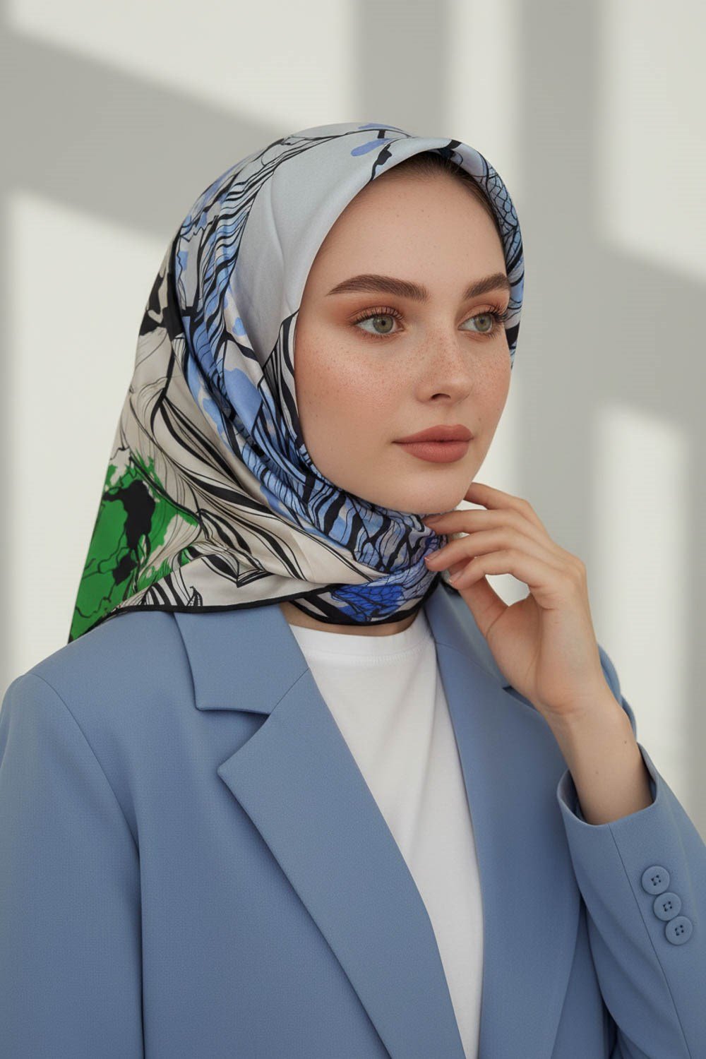 %100 Twill İpek Yaprak Desenli Saks - Zümrüt Yeşili Renkli 90x90 Eşarp Dikim Şekli : El Dikişi