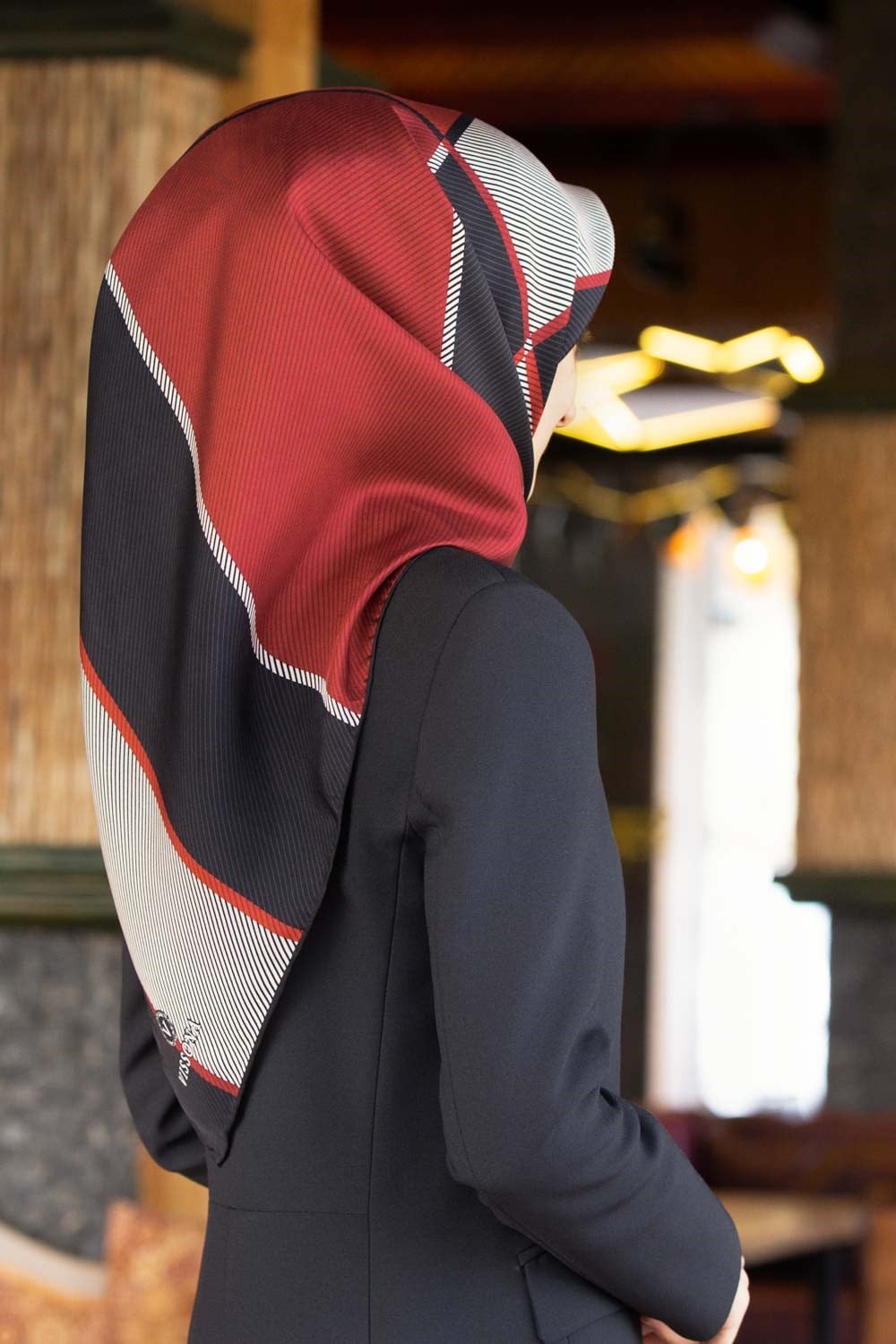 %100 Twill İpek Geometrik Desenli Bordo Renkli 90x90 Eşarp Dikim Şekli : El Dikişi