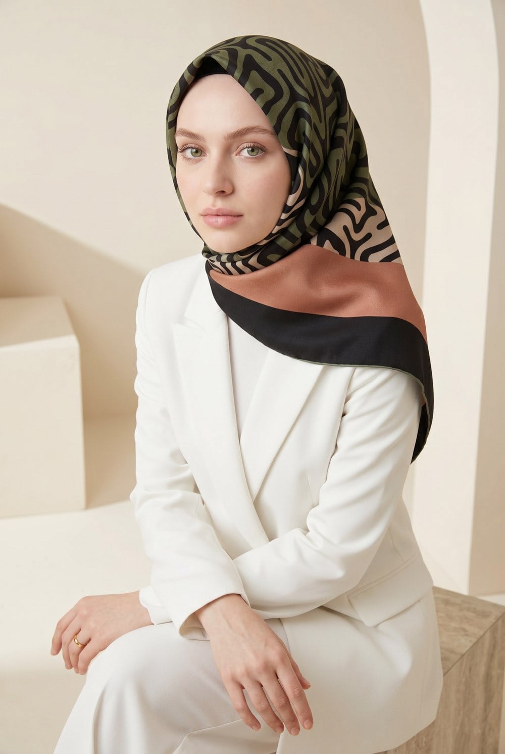 100% Twill İpek Bordürlü Dalga Desenli Siyah - Bakır Renkli 90x90 Dikim Şekli : El Dikişi Eşarp