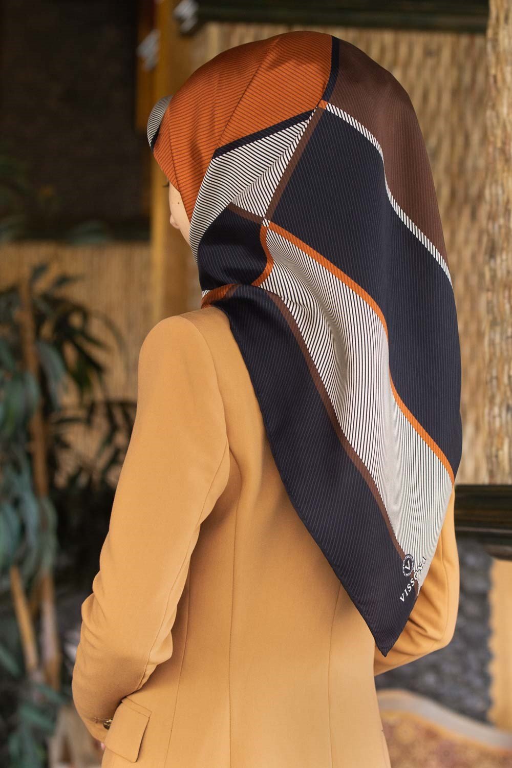 %100 Twill İpek Geometrik Desenli Taba Renkli 90x90 Eşarp Dikim Şekli : El Dikişi