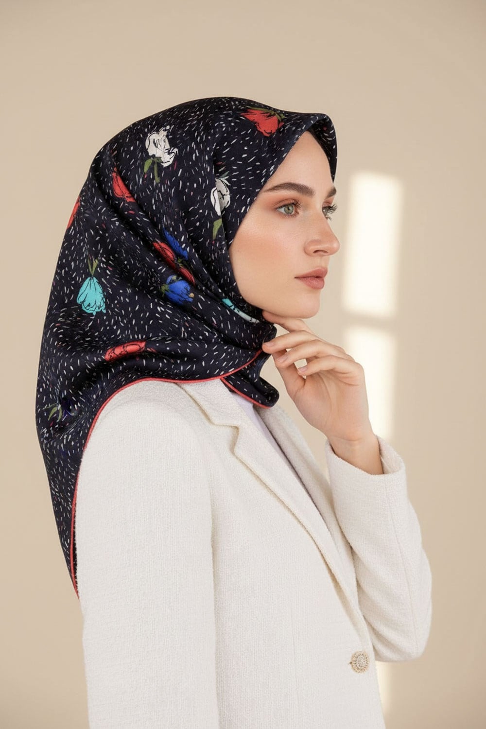 %100 Twill İpek Çıtır Çiçek Desenli Lacivert - Saks Renkli 90x90 Eşarp Dikim Şekli : El Dikişi