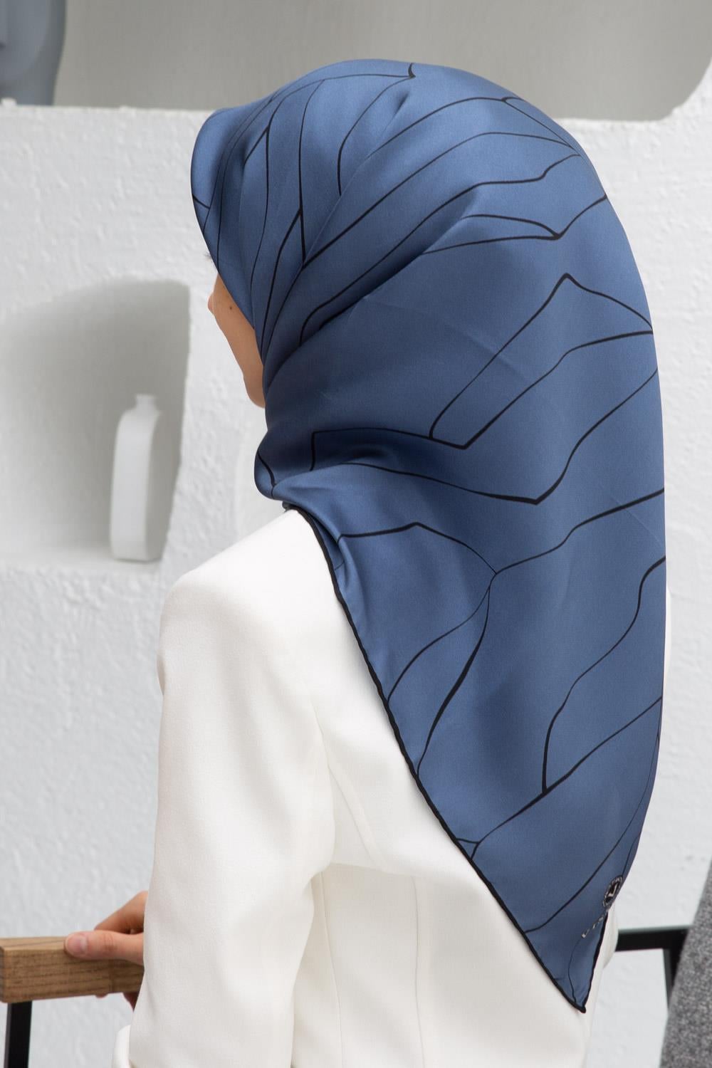 %100 Twill İpek Çizgi Desenli İndigo - Siyah Renkli 90x90 Eşarp Dikim Şekli : El Dikişi