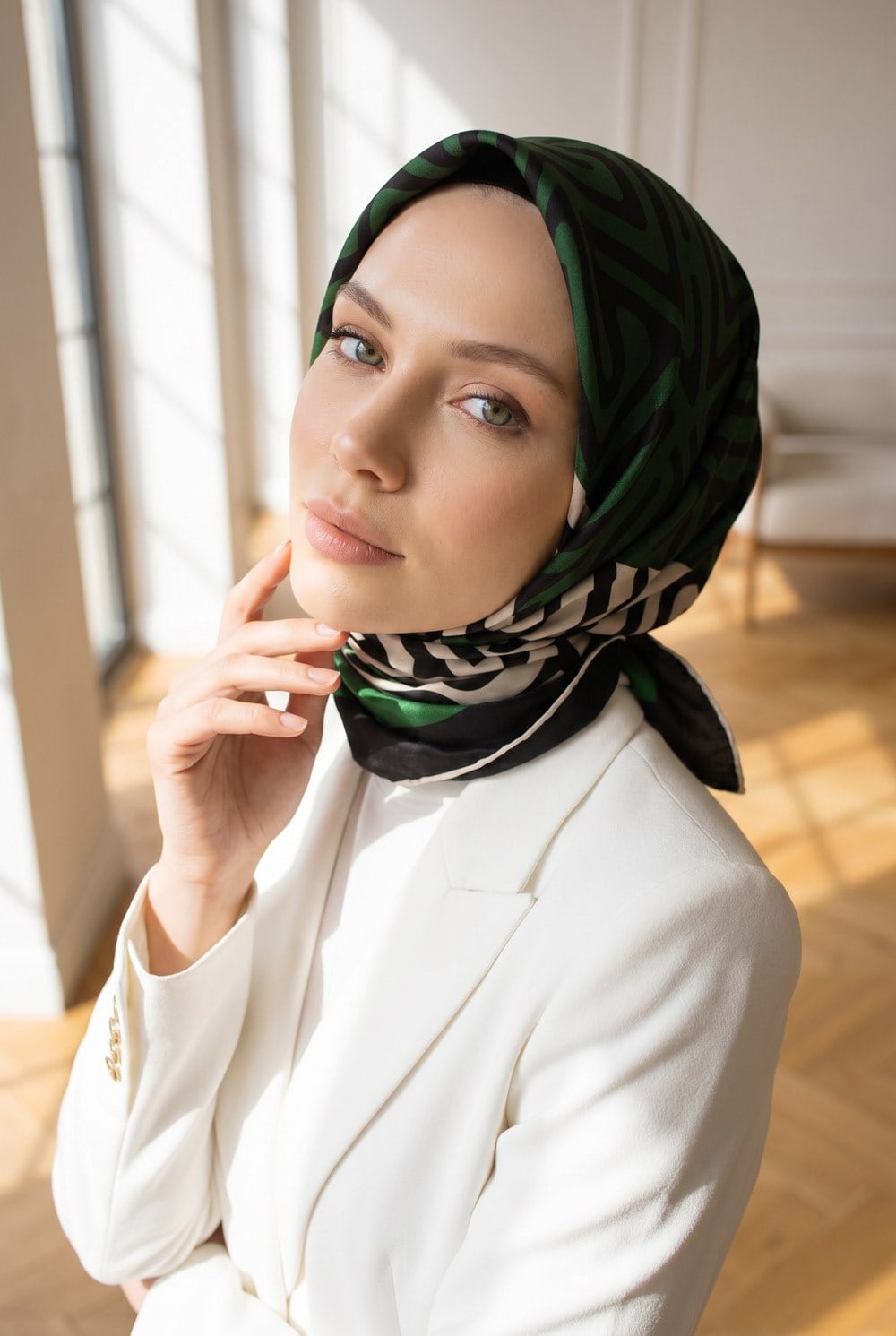 100% Twill İpek Bordürlü Dalga Desenli Siyah - Zümrüt Yeşili Renkli 90x90 Dikim Şekli : El Dikişi Eşarp