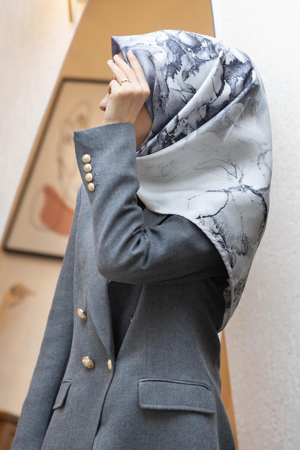 %100 Twill İpek Duman Desenli Bej - Gri Renkli 90x90 Eşarp Dikim Şekli : El Dikişi