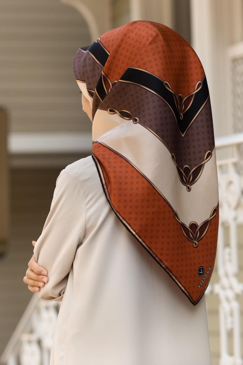 %100 Twill İpek Puantiyeli ve Geometrik Desenli Taba - Vizon Renkli 90x90 Eşarp Dikim Şekli : El Dikişi