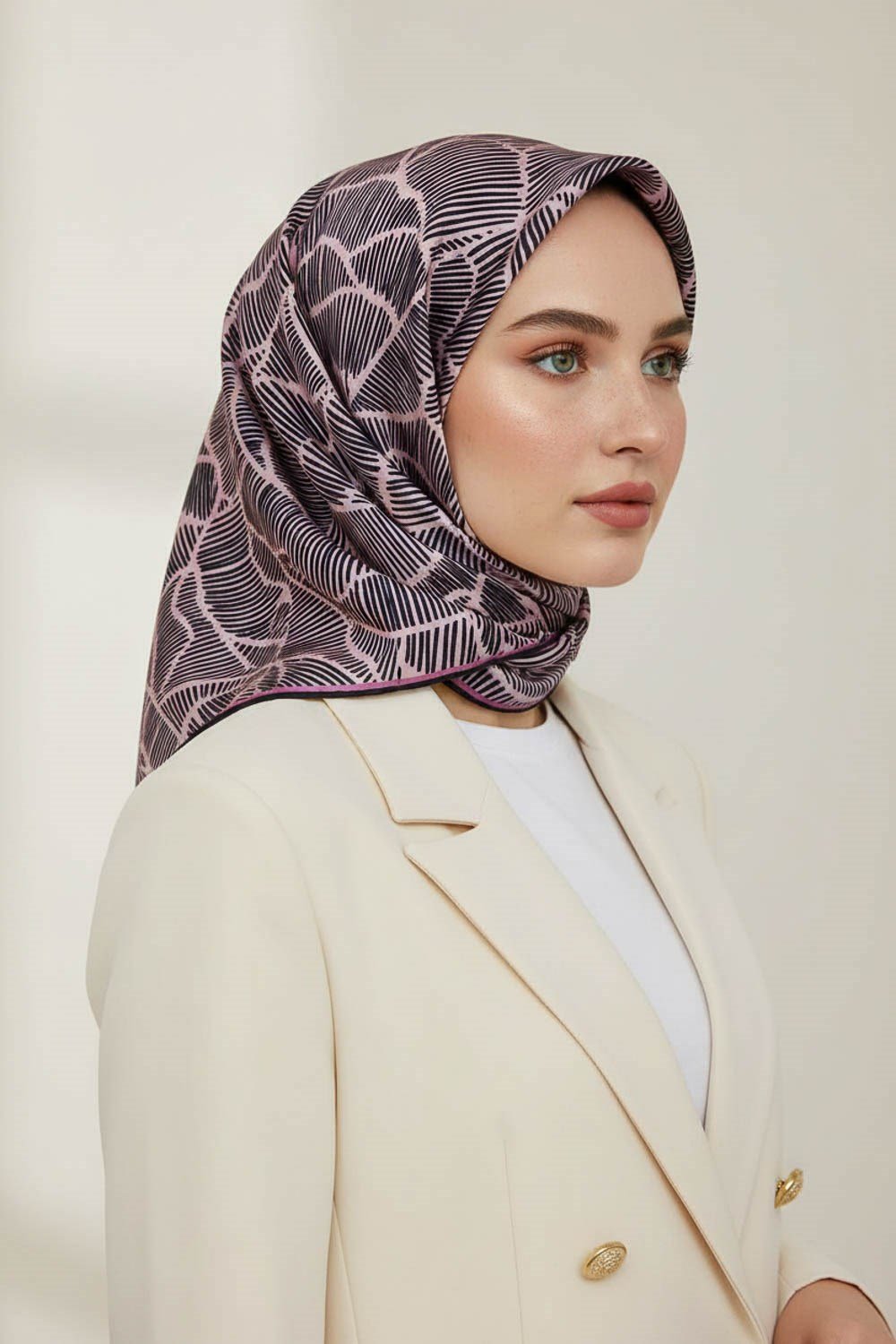 %100 Twill İpek Geometrik Desenli Pudra - Siyah Renkli 90x90 Eşarp Dikim Şekli : El Dikişi