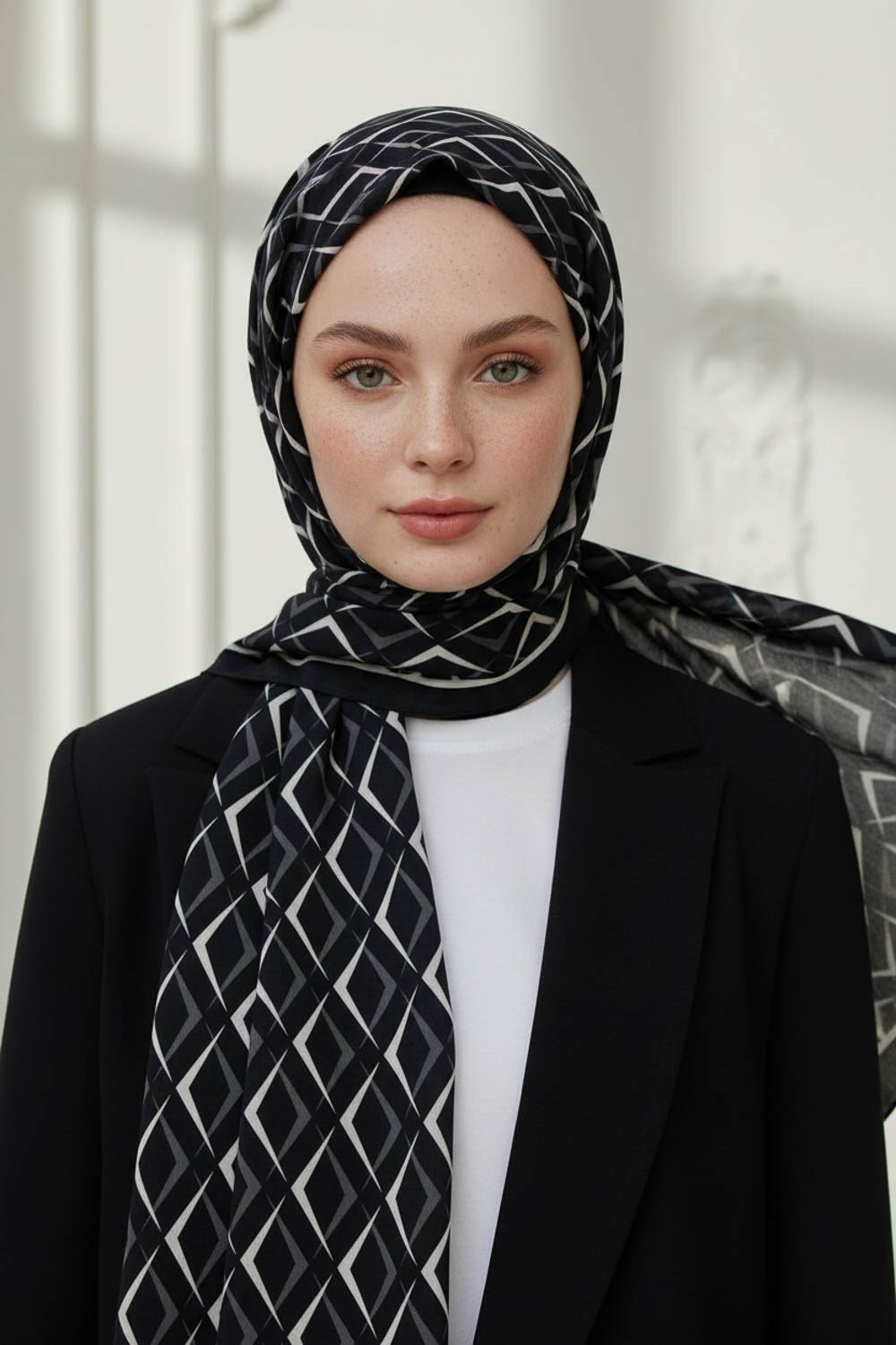 KREP GEOMETRİK DESENLİ SİYAH - KREM RENKLİ 75X195 KIRIŞMAZ ŞAL