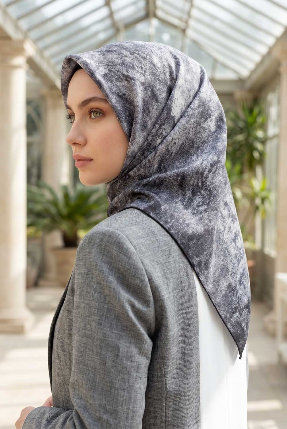 % 57 İPEK % 43 VİSKON Twill İpek Doku Desenli Gümüş Renkli 90x90 Eşarp Dikim Şekli : El Dikişi